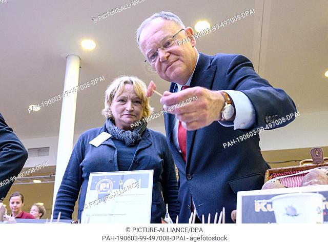 03 June 2019, Lower Saxony, Hanover: Stephan Weil (SPD), Prime Minister of Lower Saxony, is holding a piece of Mettwurst, the award-winning ""Mummeleberwurst""