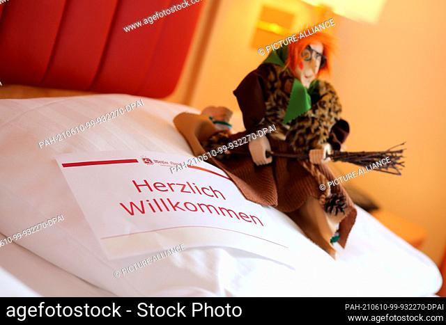 27 May 2021, Saxony-Anhalt, Wernigerode: A Brocken Witch with the words ""Welcome"" sits on the pillow of a room at the Hotel Weißer Hirsch
