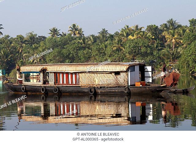 HOUSEBOAT IN THE BACKWATERS, KERALA, SOUTHERN INDIA, INDIA, ASIA