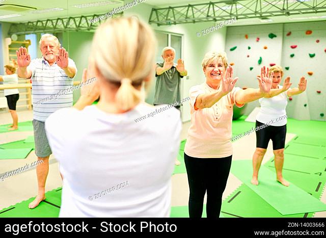 Vitale Senioren machen Rückengymnastik mit Trainer oder Physiotherapeut als Rehasport