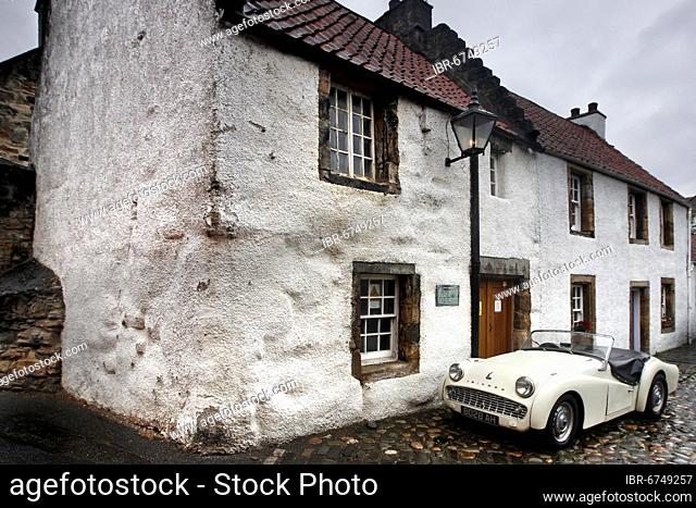Classic car, Triumph, convertible, historic houses, whitewashed, filming location Oulander Cranesmuir, Culross, Dunfermline, Fife, Firth of Forth, Midlands