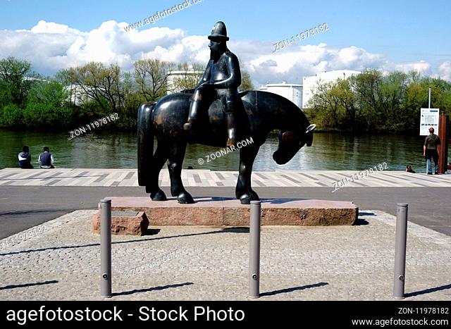 Rüsselsheim, Deutschland - April 11, 2018: Die Skulptur Leinreiter mit Marktschiff des Künstlers Detlef Kraft am Ufer des Mains am 11