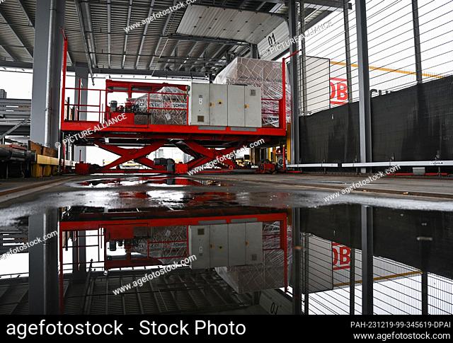 PRODUCTION - 07 December 2023, Hesse, Frankfurt/Main: A DB Schenker truck is loaded with pallets at the logistics company's air freight hall in Cargo City South...