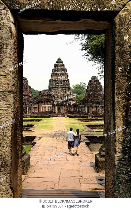 Tourists, couple at the south entrance to the temple, Prasat, Phimai Historical Park, Korat, Nakhon Ratchasima Province, Isan, Isaan, Thailand