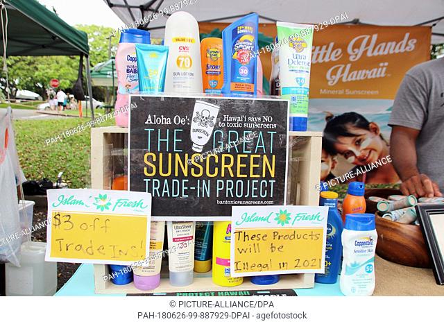 5 May 0218, Honolulu, USA: Michael Koenigs sells self-made sunscreen at a farmer's market in Honolulu. Products are lined up on the table which will be...