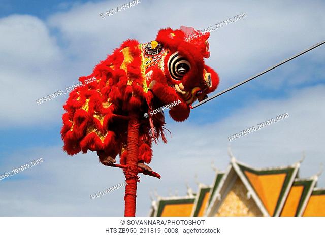 (170126) -- PHNOM PENH, Jan. 26, 2017 () -- Revelers perform lion dance to greet the Chinese Lunar New Year, or Spring Festival, in Phnom Penh, Cambodia, Jan