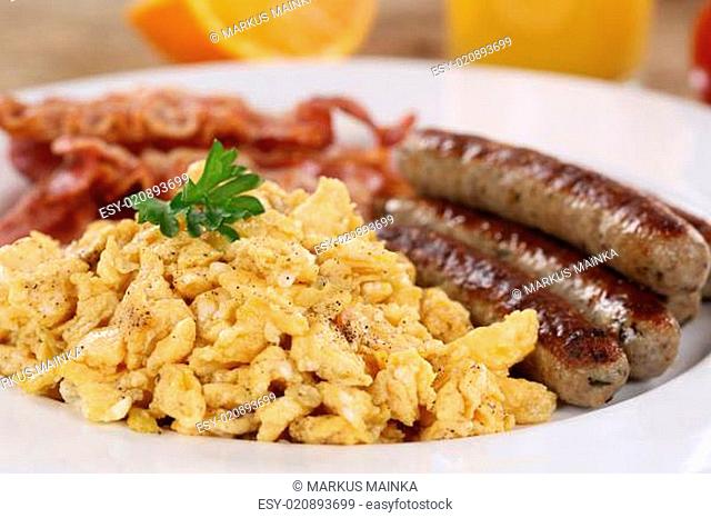 Frühstück mit Rührei, Würstchen und Speck