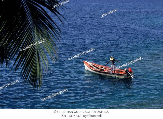 pecheur a Petite Anse Ceron Ile de la Martinique Departement et Region d'Outremer francais Archipel des Antilles Caraibes//fisherman
