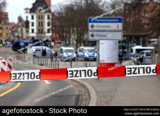 27 February 2021, Thuringia, Erfurt: Police forces seal off the entrances to Domplatz in order to consistently enforce the prohibition order against a...