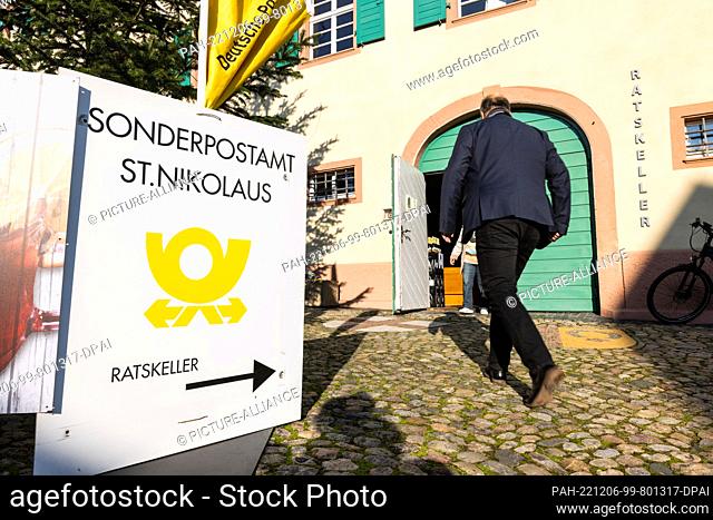 06 December 2022, Baden-Wuerttemberg, Freiburg: A man approaches the Opfingen-St.Nikolaus special post office in the Opfingen Ratskeller