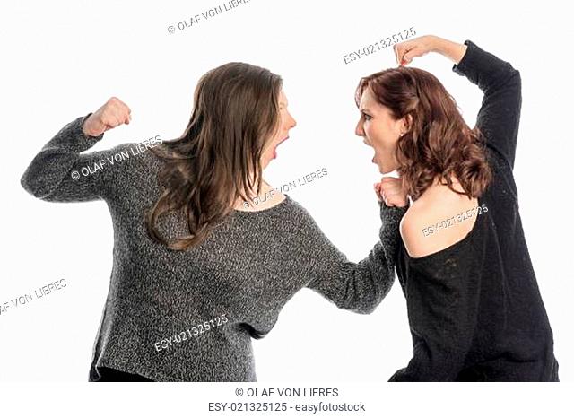 Zwei Mädchen schlagen aufeinander ein