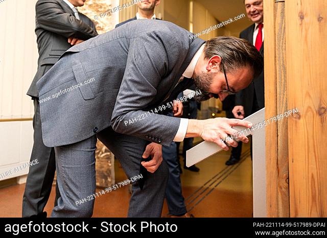 14 November 2022, Saxony, Görlitz: Sebastian Gemkow (CDU), Minister of State for Science of the Free State of Saxony, tries out a new smelling station in the...