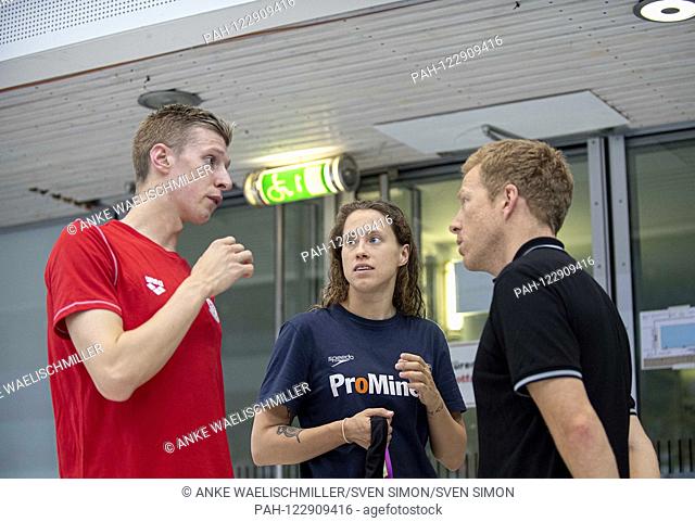 left to right Florian WELLBROCK (SC Magdeburg), Sarah KOEHLER (Köhler) (SG Frankfurt), coach Bernd BERKHAHN (GER / DSV team boss swimming)