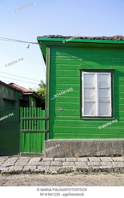 Detalle de típica casa de madera en Sulina, Delta del Danubio, pueblo pesquero, Rumania.Es el punto más oriental de Rumania y de la Unión Europea