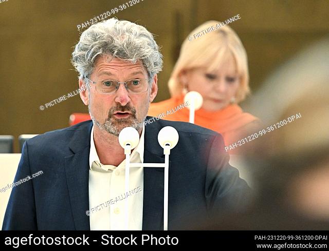 20 December 2023, Brandenburg, Potsdam: Thomas von Gizycki (Alliance 90/The Greens) speaks during the special session of the Brandenburg state parliament
