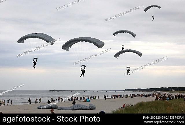 dpatop - 20 August 2020, Mecklenburg-Western Pomerania, Prerow: Paratroopers from Lower Saxony practise landing on the Baltic Sea beach