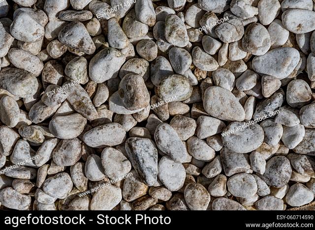 Schotterbruch - rundes Gestein und Flussschotter als Hintergrund, Vogelperspektive