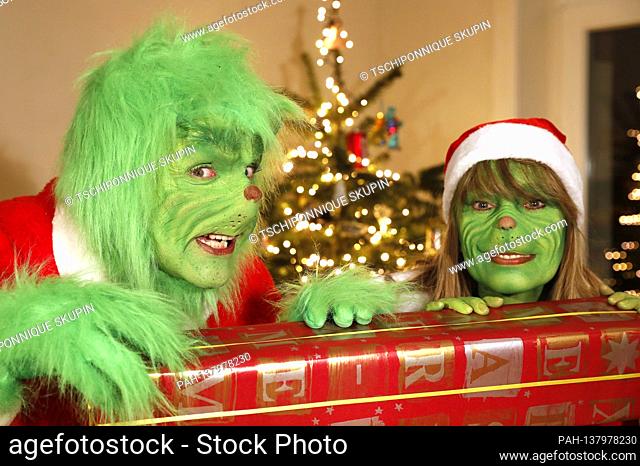 GEEK ART - Bodypainting and Transformaking: 'The Grinch steals Weihafterten' Photoshooting with Enrico Lein as Grinch and Maria Skupin as Frau Grinch in the...