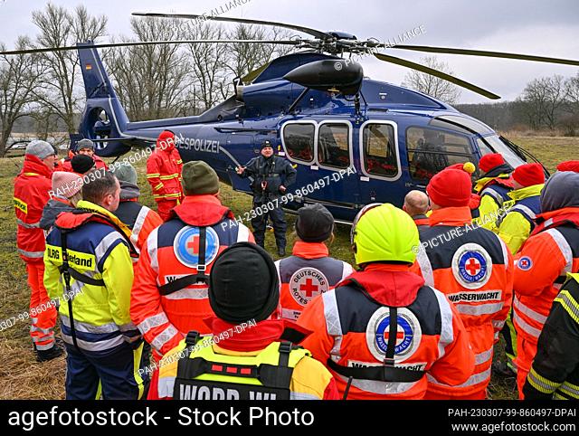 07 March 2023, Brandenburg, Frankfurt (Oder): A pilot of the German Federal Police explains the procedure with the Airbus Helicopters EC155 helicopter before...