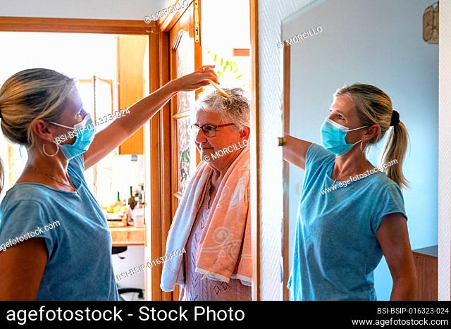 The carer comes to the home of the octogenarian 3 hours a day. Today, it is administrative paperwork, household and toilet of convenience, like washing the hair