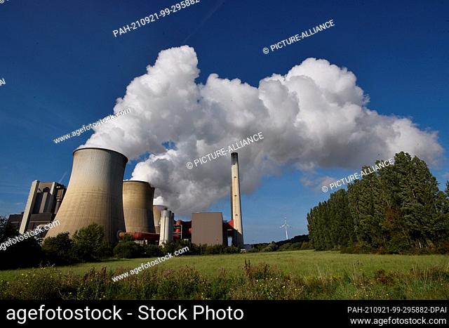 19 September 2021, North Rhine-Westphalia, Weisweiler: Thick smoke, cloud of water vapour comes out of the cooling towers of the lignite-fired power plant...