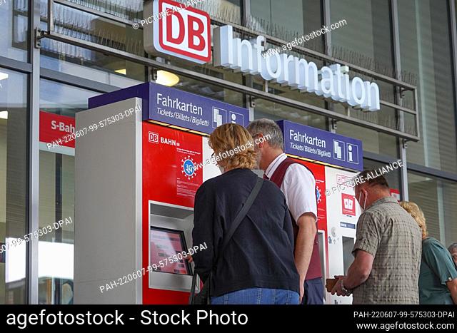 07 June 2022, Berlin: Travelers buy rail tickets at a ticket vending machine at Gesundbrunnen station. The nine-euro ticket campaign caused a rush at train...