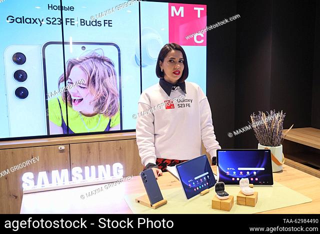 RUSSIA, MOSCOW - OCTUBRE 4, 2023: Un empleado da una presentación de los nuevos productos de Samsung en una tienda de MTS. Maxim Grigoryev/TASS
