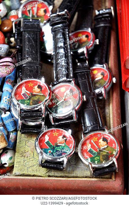 Hong Kong: watches with Mao Tse-tung image sold at ‘Cat Street’ (Upper Lascar Row) antique market, Sheung Wan
