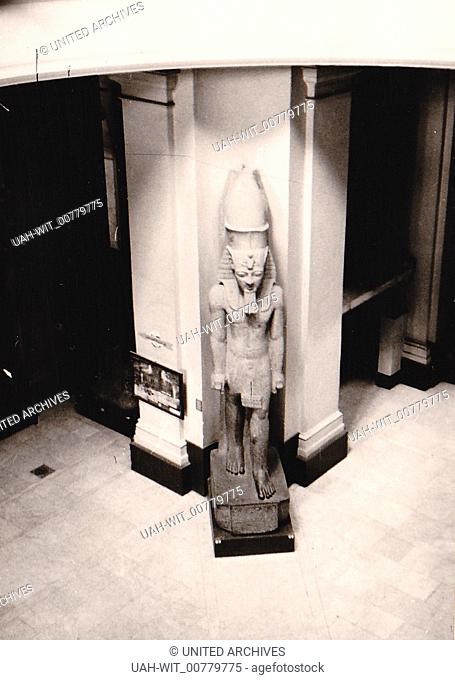 Im Ägyptischen Museum Kairo: In der Eingangshalle steht diese Statue König Ramses II. , Sammlung Wittmann