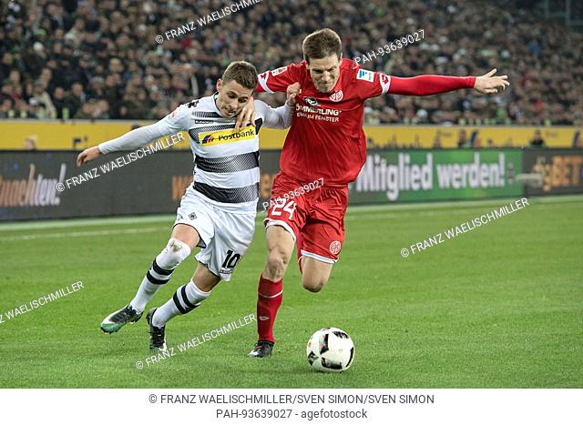 Zweikampf, Aktion, zwischen Thorgan HAZARD (MG)(l.) und Gaetan BUSSMANN (MZ); Fussball 1. Bundesliga, 14. Spieltag, Borussia Moenchengladbach (MG) - 1
