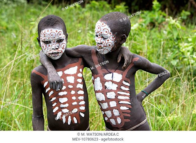 Ethiopia - child surma: tribe of south west Ethiopia. Face mask made from red and white clay