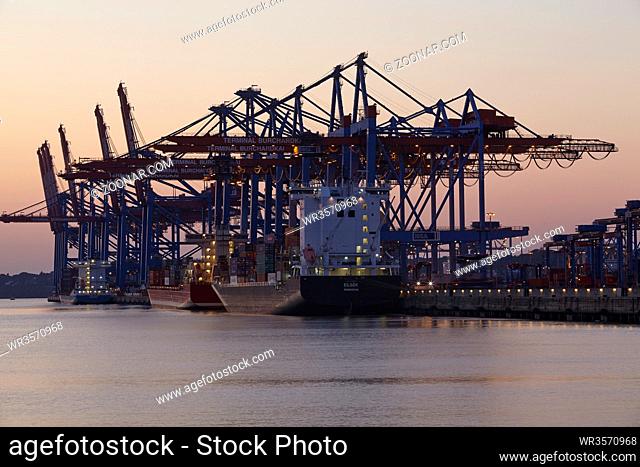 Das Containerschiff MS Eilbek wird am Terminal Burchardkai im Tiefwasserhafen Hamburg Waltershof am Abend des 22. August 2015 be- und entladen