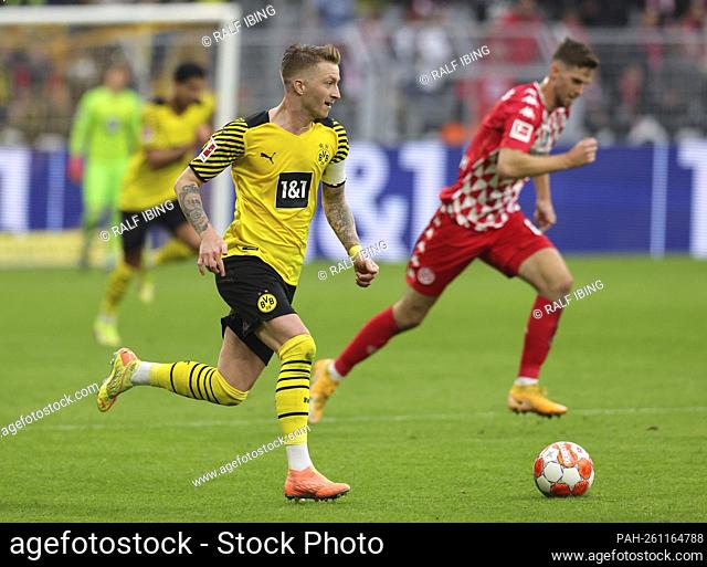 firo: 16.10.2021, soccer ball, 1st Bundesliga, season 2021/2022, BVB, Borussia Dortmund - FSV FSV FSV Mainz 05 3: 1 Marco REUS throws his captain's armband to a...
