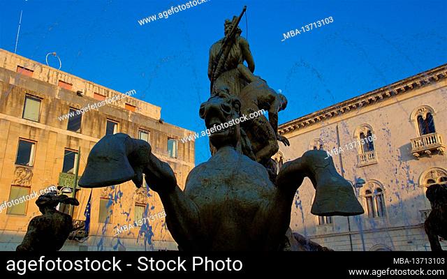 Italy, Sicily, Syracuse, Ortigia peninsula, Isola di Ortigia, old town, Piazza Archimede, Fontana di Diana, Diana fountain, baroque fountain, in the shade