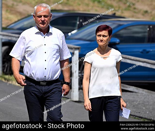 25 June 2023, Thuringia, Sonneberg: Jürgen Köpper (CDU) arrives with his wife Evelyn at the polling station in the Meng-Hämm Arena for the runoff election for...