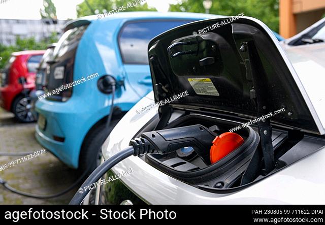 PRODUCTION - 04 August 2023, Brandenburg, Potsdam: A Nissan e-car is charged at a charging station in front of the headquarters of Kommunaler Immobilien...