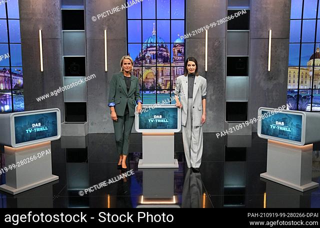 19 September 2021, Berlin: Presenters Linda Zervakis (l) and Claudia von stand in Studio H in the Adlershof district before the start of the third TV triell