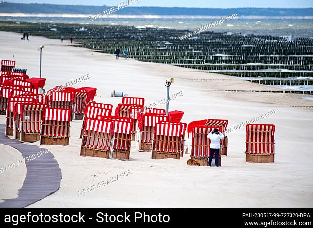 17 May 2023, Mecklenburg-Western Pomerania, Koserow: Shuttered beach chairs stand on the beach of the Baltic Sea resort on the Baltic Sea island of Usedom