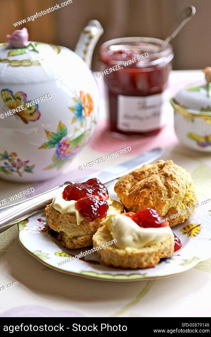Cornish cream tea (Scones with jam, clotted cream and tea)