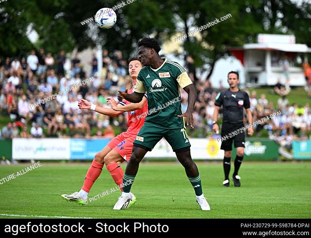 28 July 2023, Austria, Lienz: Soccer: Test match, Udinese Calcio - 1. FC Union Berlin, Florian Thauvin (l) of Udinese Calcio and Union's David Datro Fofana in a...