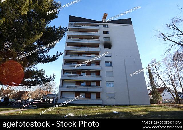 19 December 2023, Bavaria, Mindelheim: A window of a nine-storey apartment building is blackened with soot. After a fire in the tower block