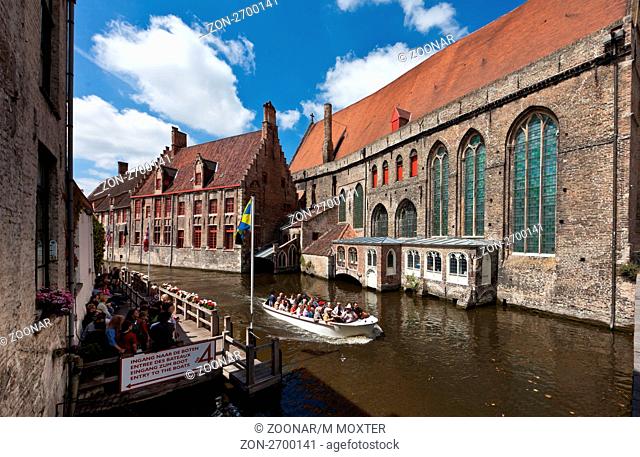 Touristenboot am Sint Jaans Hospitaal, Sankt Jansspital an den Grachten, Mariastraat, Brügge, Unesco Weltkulturerbe, Flandern, Belgien, Europa
