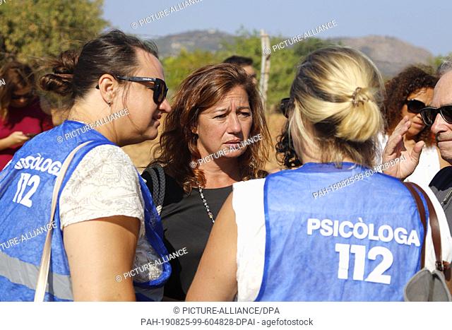 25 August 2019, Spain, Inca: Francina Armengol (2nd from left), President of the Balearic Islands, and the local authorities talk to psychologists after a...