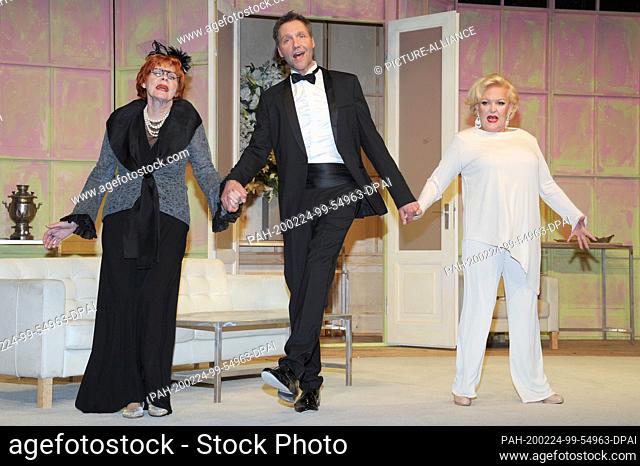 24 February 2020, Bavaria, Munich: The actors Viktoria Brams (Tuppy Armstrong), Patrik Fichte (Dr. Hugh Kyle) and the singer Angelika Milster (Isobel