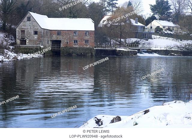 England, Dorset, Sturminster Newton, Sturminster Mill, an ancient working mill on the river Stour in the heart of Dorset, after a heavy snowfall