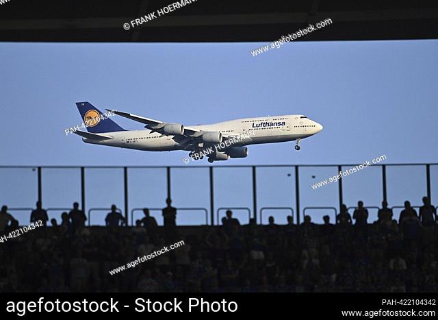 Marginal motif: Lufthansa Jumbo Jet, Boeing 747 passenger aircraft on approach for landing. Football 1st Bundesliga season 2023/2024, 1st matchday