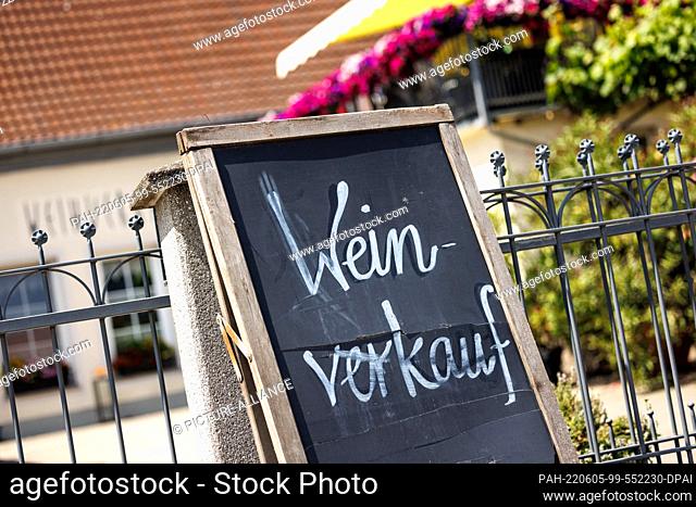 03 June 2022, Bavaria, Ipsheim: A sign reading ""Wine Sale"" leans against a fence. Photo: Matthias Balk/dpa. - Ipsheim/Bavaria/Germany