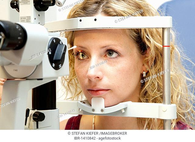 Examination of a patient's retinal, conjunctiva, cornea, optic nerve, blood vessels, with a slit lamp, in the practice of an opthalmologist