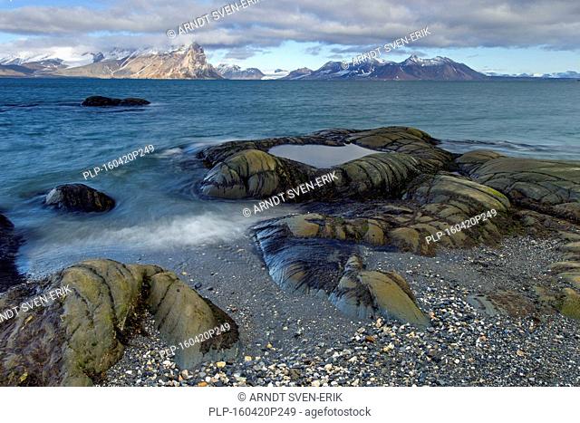 Coastline along Gashamna / Goose Bay, Hornsund, Svalbard / Spitsbergen, Norway