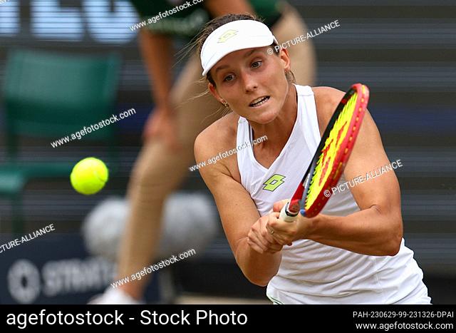 29 June 2023, Hesse, Bad Homburg: Tennis: WTA Tour, Singles, Women, Quarterfinals Varvara Grachova (FRA) - Lucia Bronzetti (ITA)